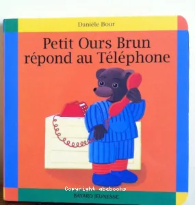 Petit Ours brun répond au téléphone.